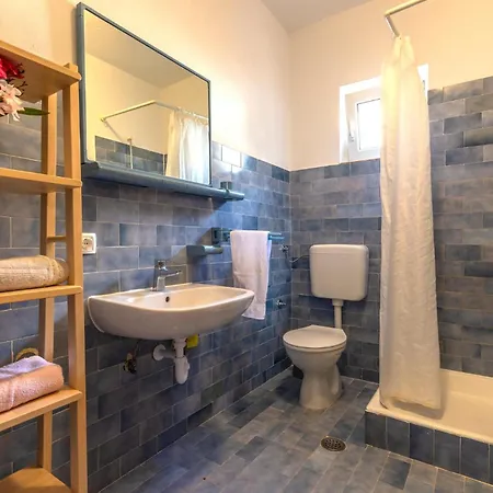 דירה Beautiful In With Kitchen Vinišće